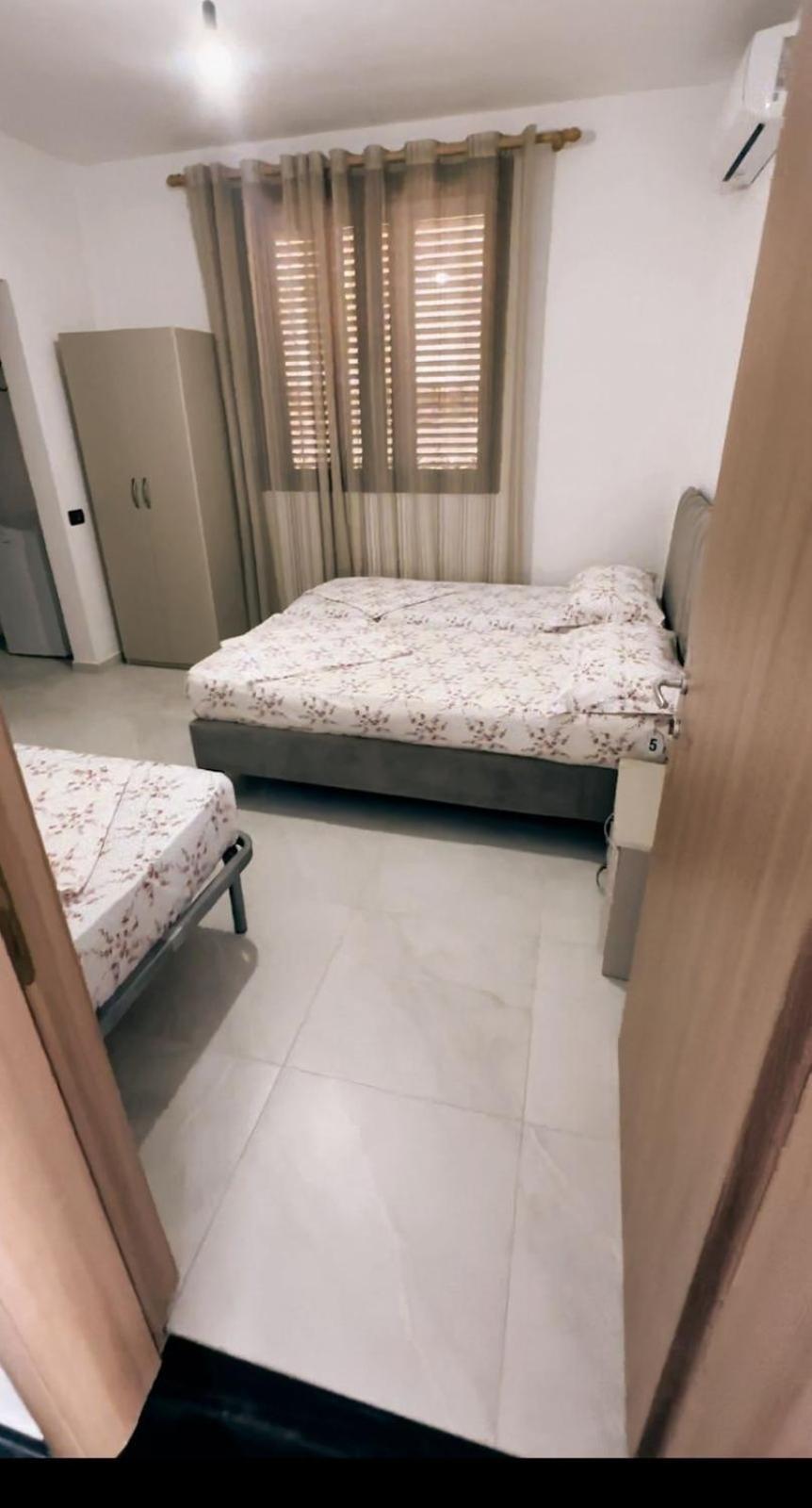 Roni Gjestgiverier Durrës